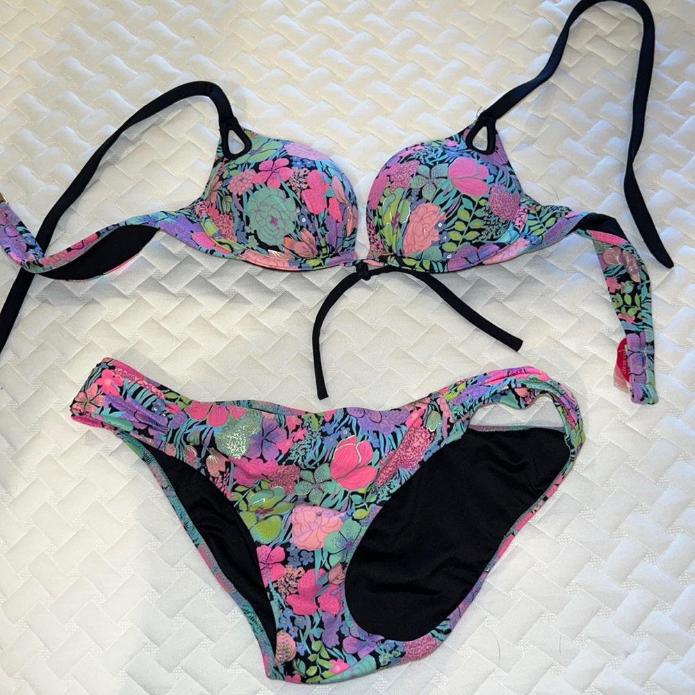 New without tags NWT Victoria’s Secret bikini set floral neon print. Super cute